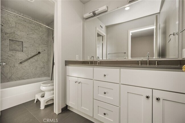 Building Photo - 4867 Tremezzo Dr