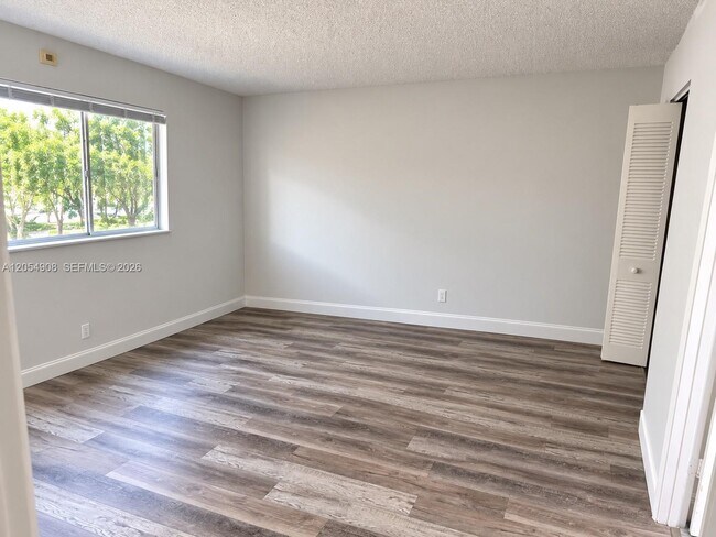 Building Photo - 7960 N Colony Cir