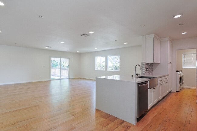 Building Photo - Amazing 4-bedroom + 3-bathroom house in Ma...