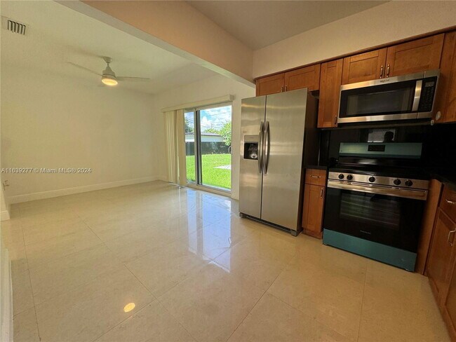 Building Photo - 13824 NE Miami Ct