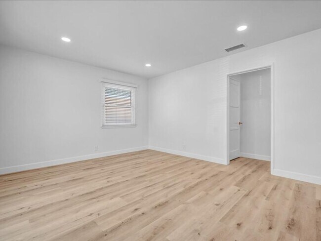 Building Photo - 4847 Ocana Ave