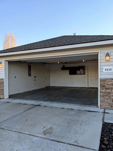 Building Photo - 4610 Seville Dr