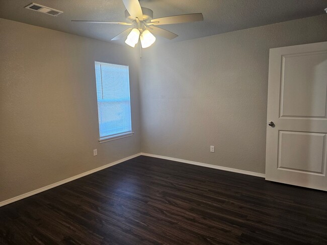 Building Photo - Beautiful New Townhomes in Alma!