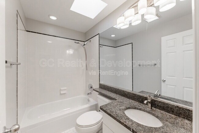 Building Photo - 5424 S Ellis Ave
