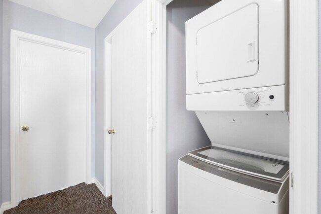 Building Photo - 3 bedroom and 2.5 bathroom located in The Gardens at The Summit Subdivision