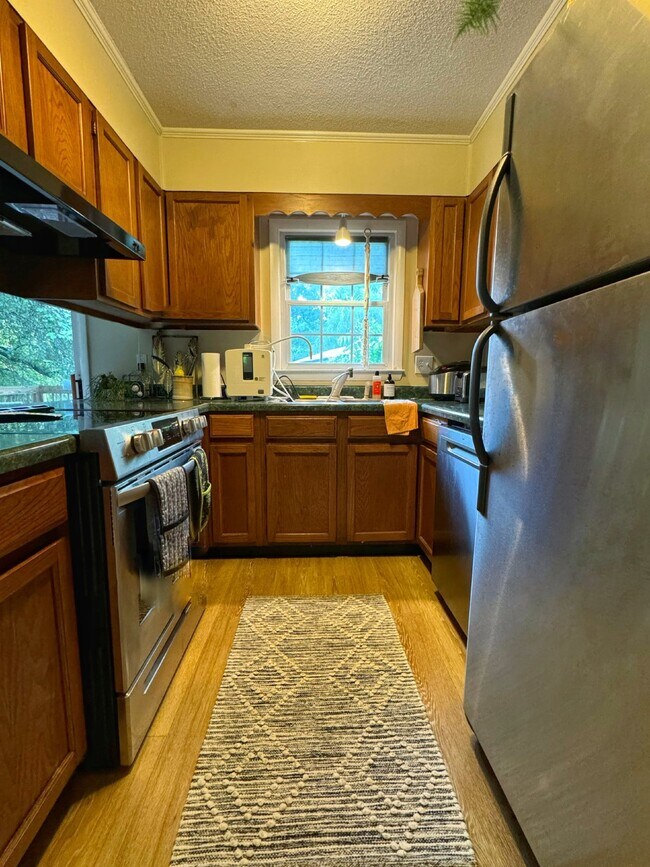 Building Photo - "Charming 3-Bedroom Retreat with Gleaming Hardwood Floors in Hendersonville!"