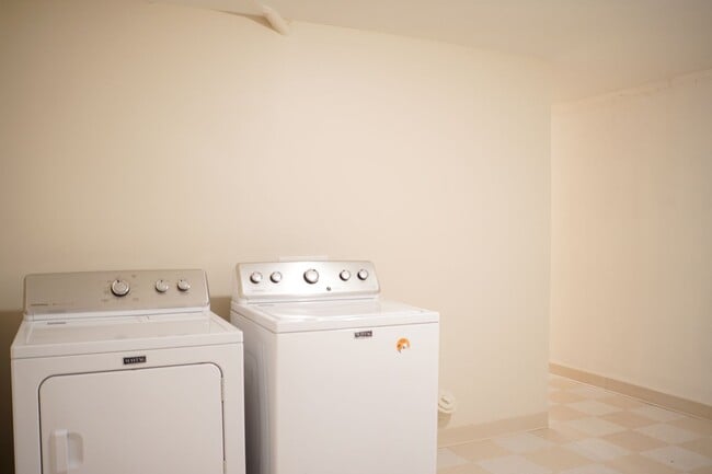 Building Photo - Close-in SE: Nicely Renovated Mid-Century 3-Bed w/Full Basement!