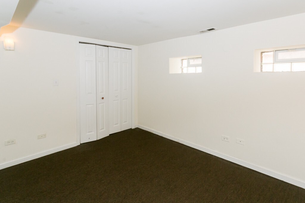 Building Photo - 2835 W Medill Ave