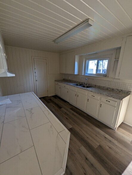 Kitchen - 11200 CA-99