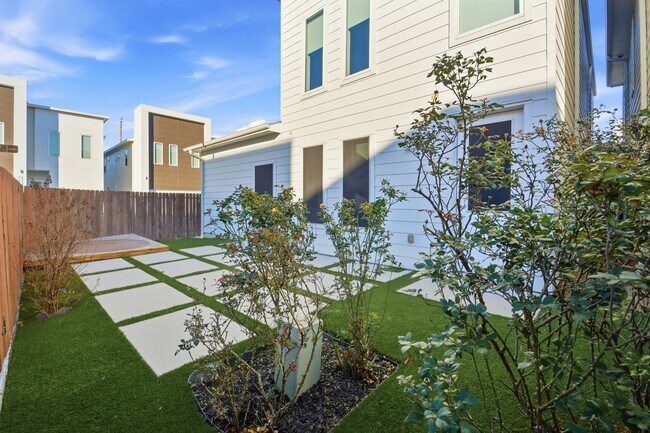 Building Photo - 5519 Paraiso Pl