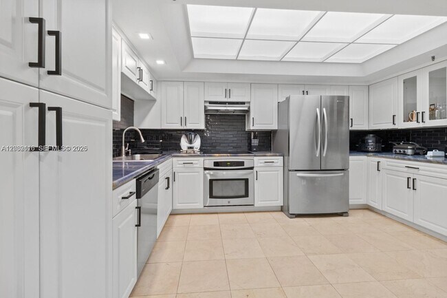 Building Photo - 520 Brickell Key Dr