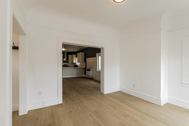 Building Photo - 3010 Linden St