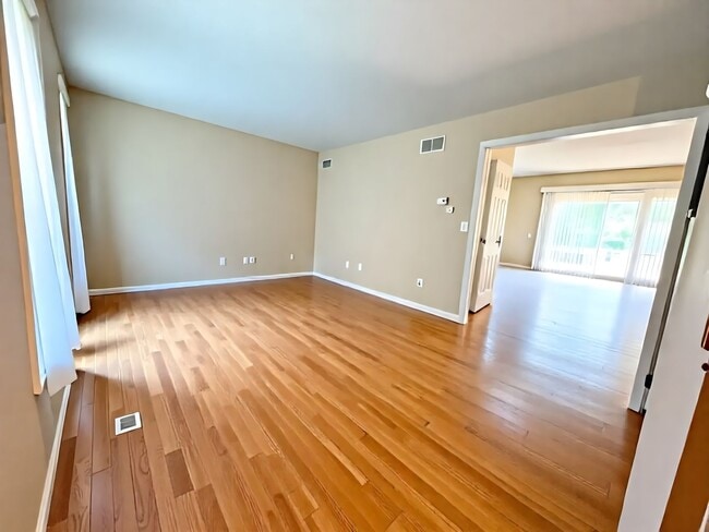 Building Photo - 3 Bedroom 1.5 Bathroom Available in Elizab...