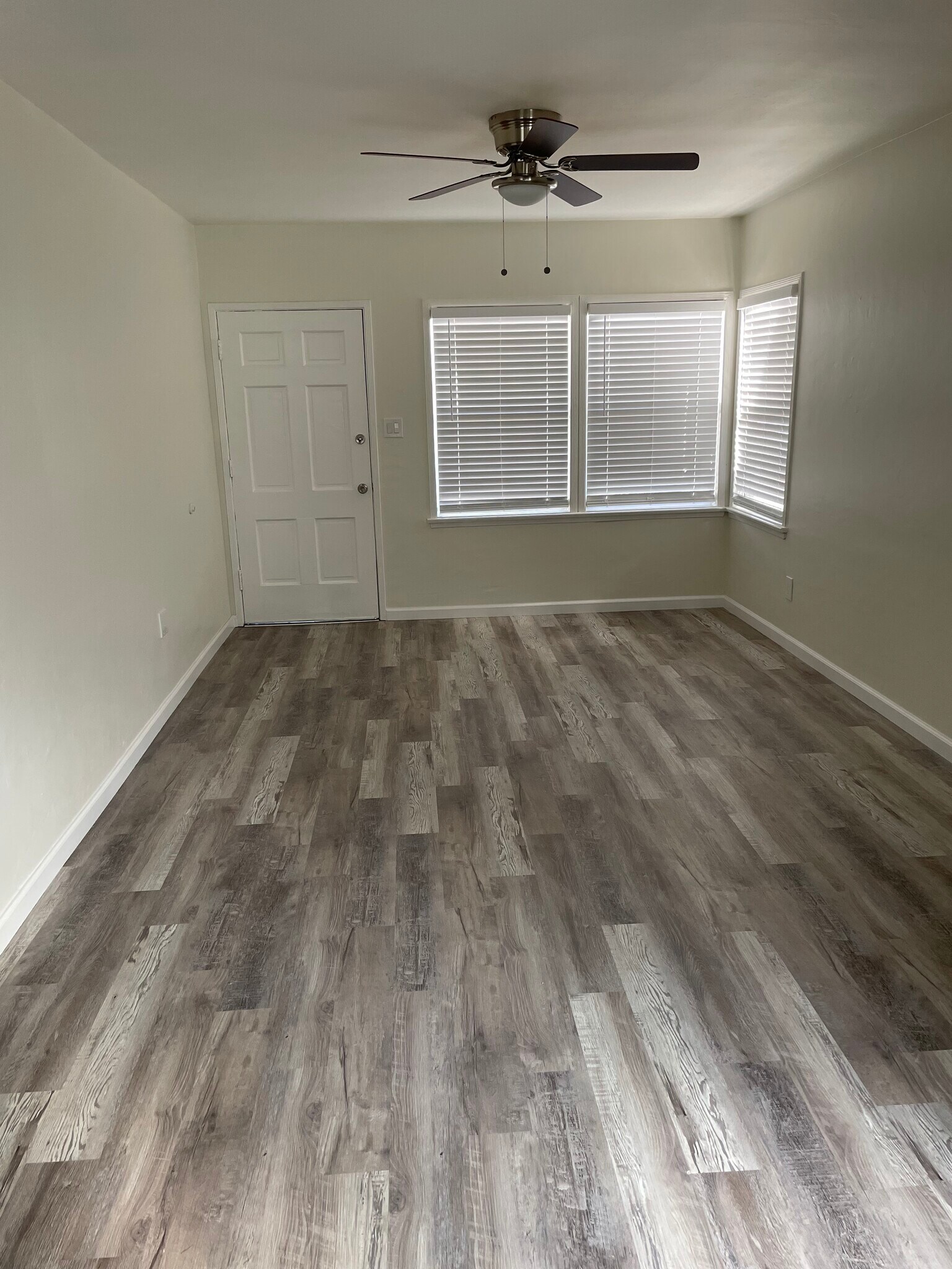 Building Photo - 4257 N Bellflower Blvd