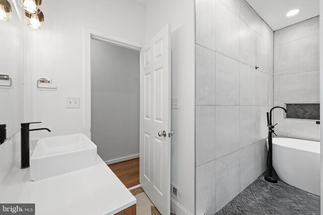Building Photo - 914 N St NW