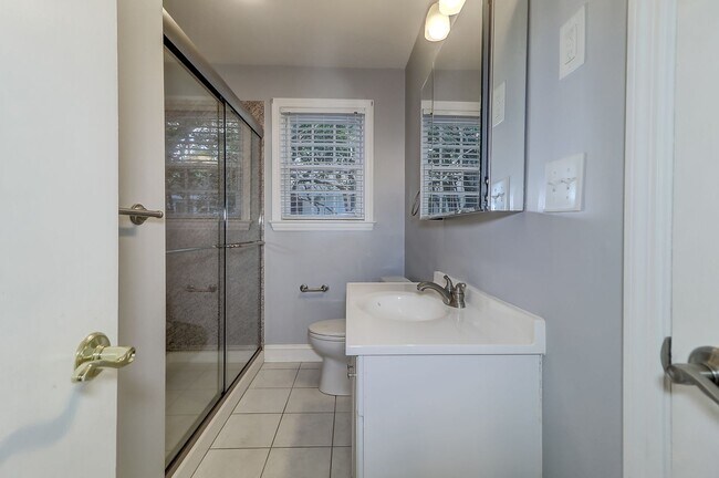 Building Photo - Renovated Brick Ranch!