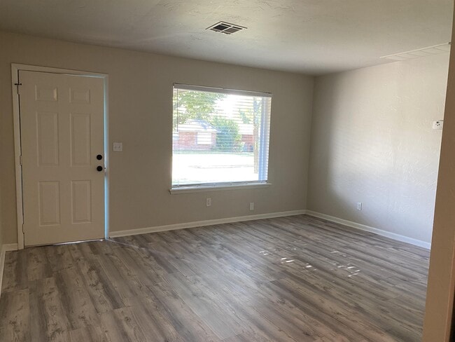 Building Photo - 205 S Bristow Ave
