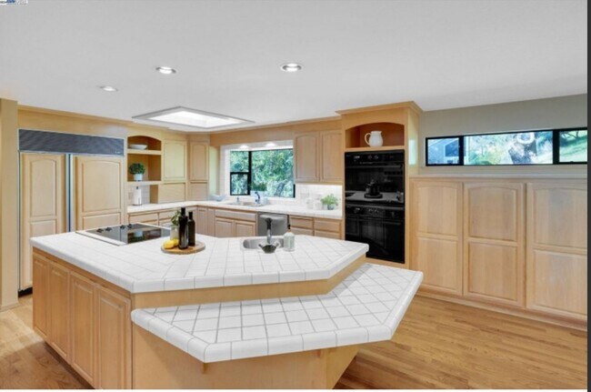 Building Photo - Beautiful and Quiet 3 bedroom 3 bath home ...