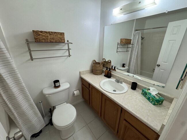 Building Photo - Room for Rent – Bear Valley, Denver | $1,000/month (Bills Included)