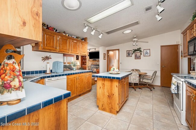 Building Photo - 4159 Hidden Lakes Dr