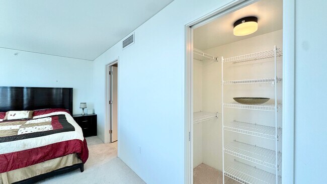 Building Photo - 2 BED/2 BATH FURNISHED UNIT AT HIGHLY DESI...