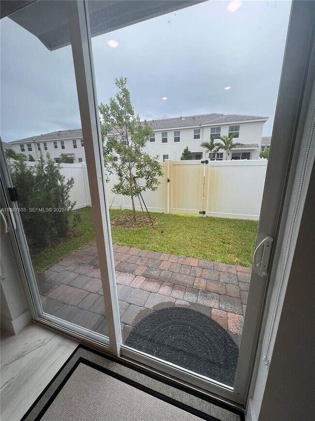 Building Photo - 141 SW 171st Ave