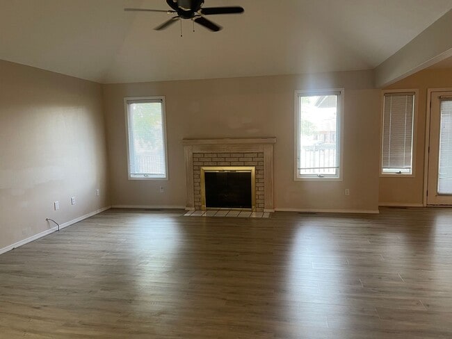 Building Photo - BEAUTIFUL Spacious home with an open floor plan in a great area!