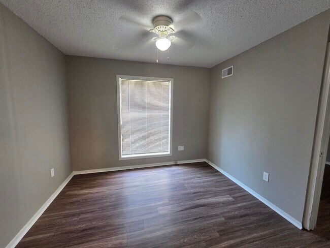 Building Photo - 6369 Golden Park Dr