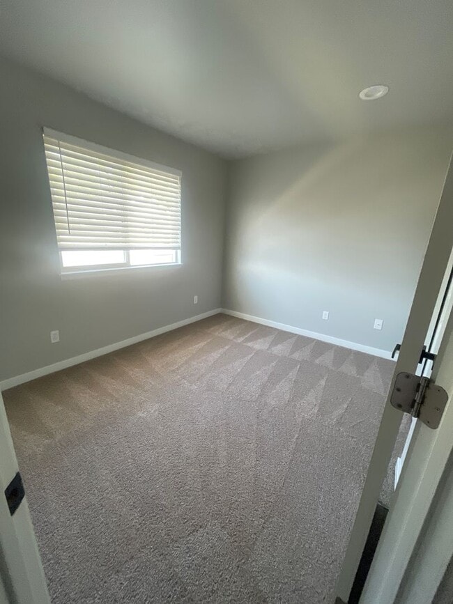 Building Photo - Remodeled 3bd, 2.5bath home