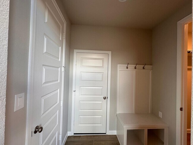 Building Photo - 6030 Cottontail Ln