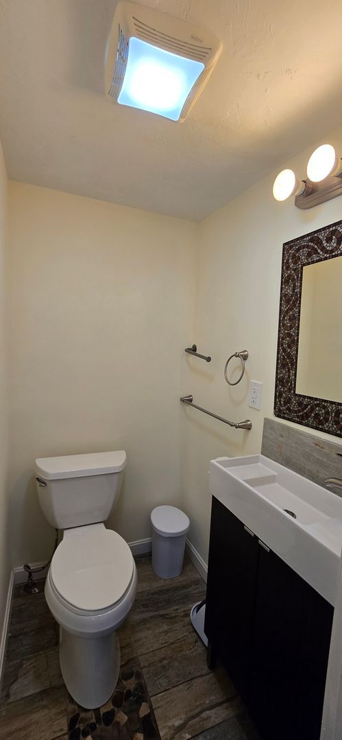 Building Photo - Charming 3BR First-Floor Condo – Walk to B...