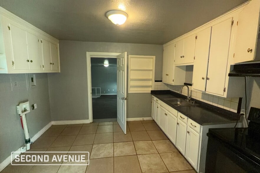 Building Photo - 2212 Miramar Blvd