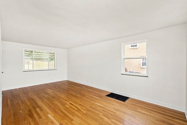 Building Photo - AVAILABLE JULY 1ST!! Don't miss this STUNNING 3 BEDROOM IN MCCANDLESS!!