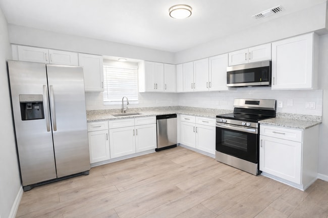Building Photo - Stunning Remodeled 3BR Duplex in Oviedo with Modern Upgrades