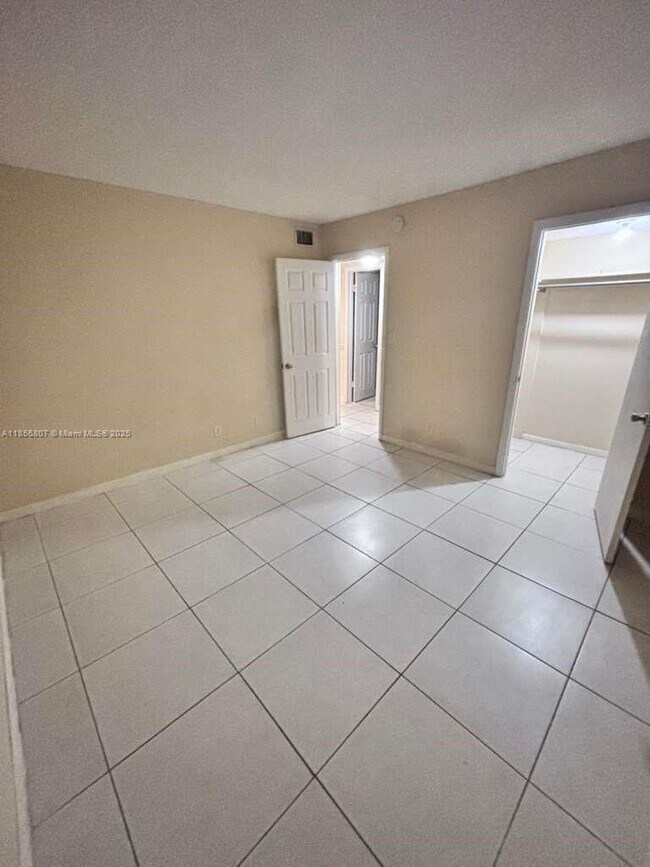 Building Photo - 430 Commodore Dr