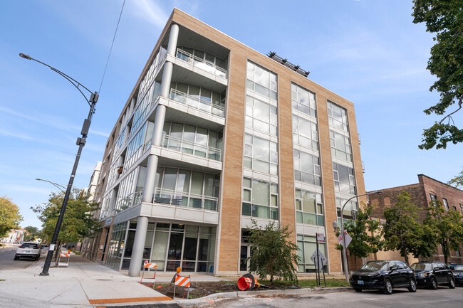 Primary Photo - 1550 W Cornelia Ave