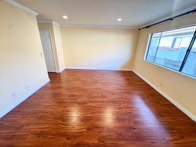 Building Photo - *** Charming 4 bed 3.5 bath Alhambra Townhome ***