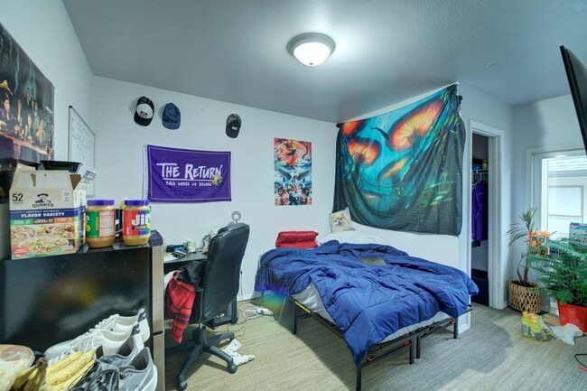 Building Photo - Huge U.W. Home Now Renting for September 2026