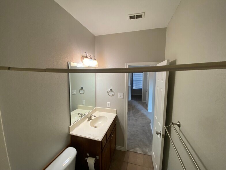 Upstairs common bath - 12404 Pinestraw Rd