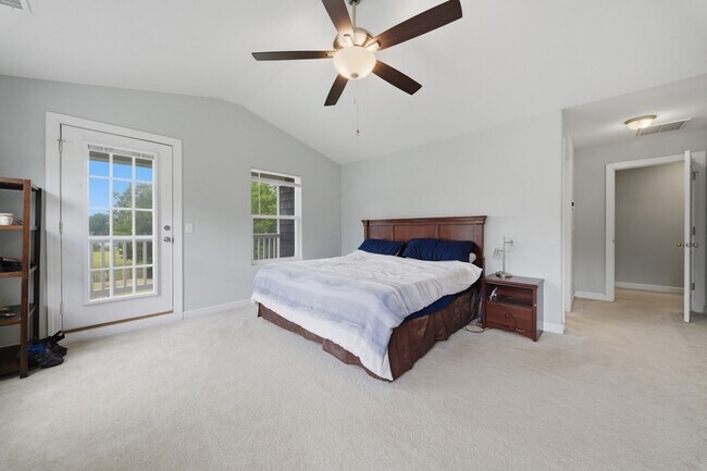 Building Photo - 431 Shorewood Pl