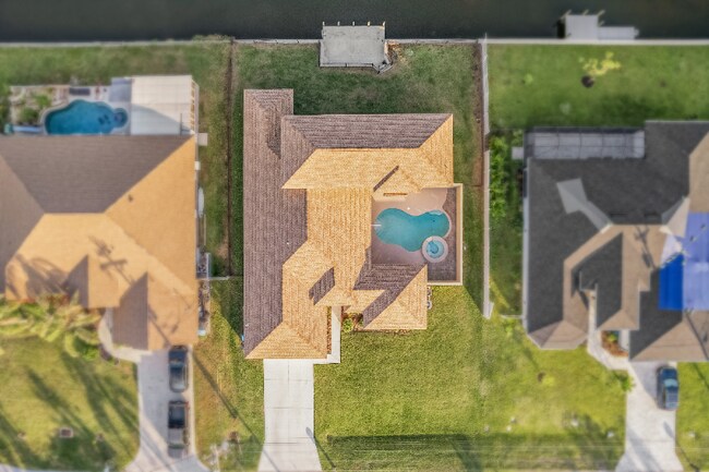 Building Photo - 205 SE 4th Pl