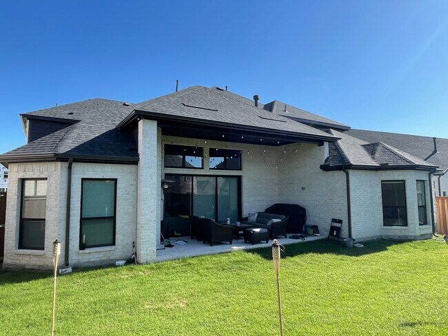 Building Photo - 2832 Fountain Park Dr