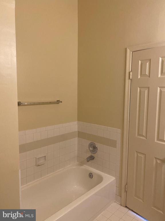 Building Photo - 5623 Gresham Ln