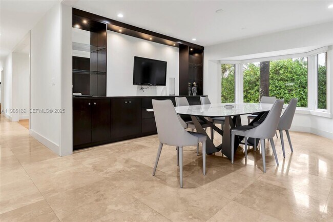 Building Photo - 415 Rovino Ave