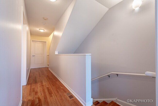 Building Photo - 468 W Elm St