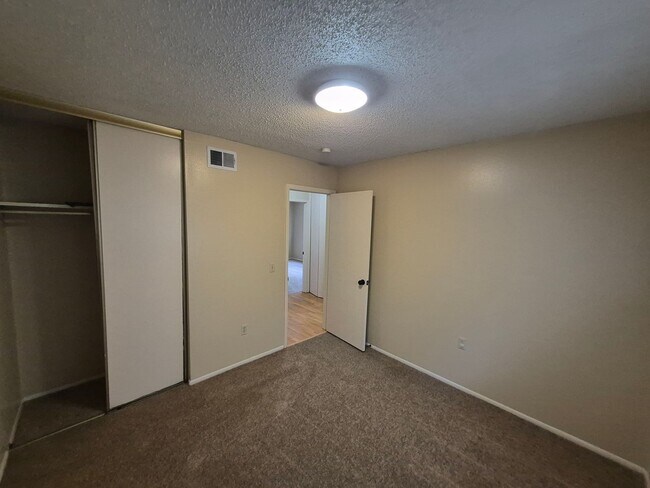 Building Photo - 120 Friendswood Path