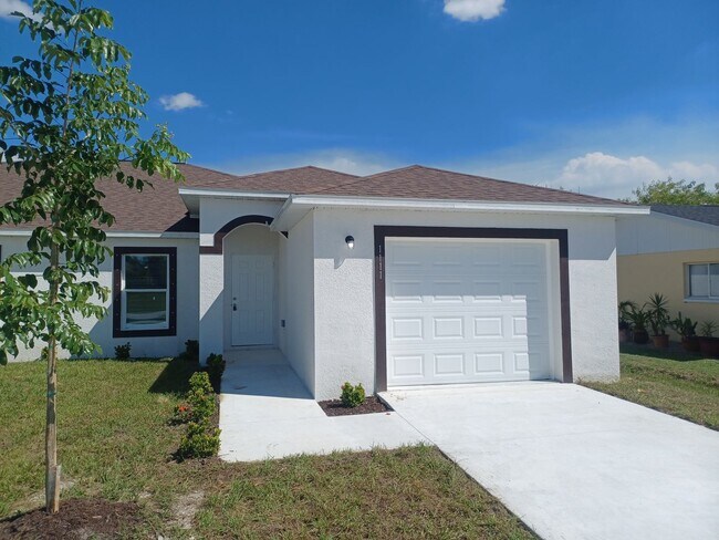 Building Photo - BREAND NEW CONSTRUCTION 3 BR / 2 BA WITH S...