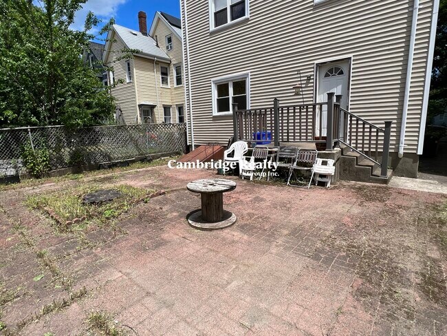 Building Photo - 24 Rossmore St