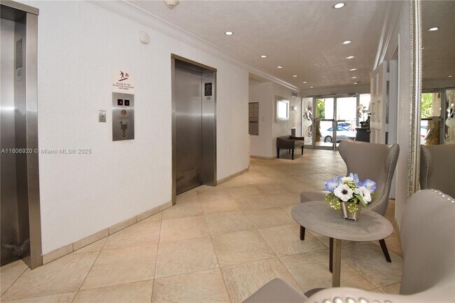 Building Photo - 1069 Hillsboro Mile