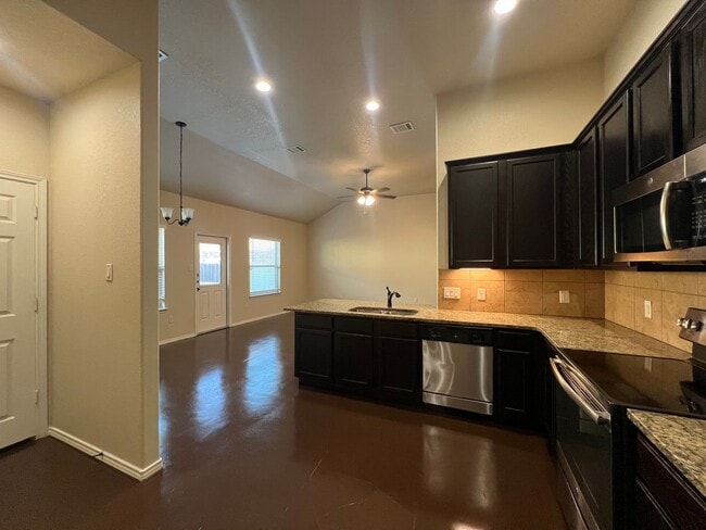 Building Photo - 3/2 Duplex in New Braunfels, TX